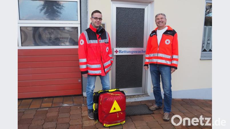Roland Lebrecht (links) hat seit 1. Januar die Leitung der Nabburger Rettungswache von Otto Kühner übernommen. Kühner geht im Herbst in Rente und überlässt in Hinblick auf den geplanten Umzug der Wache dem Nachfolger schon etwas früher das Feld. Bild: bl
