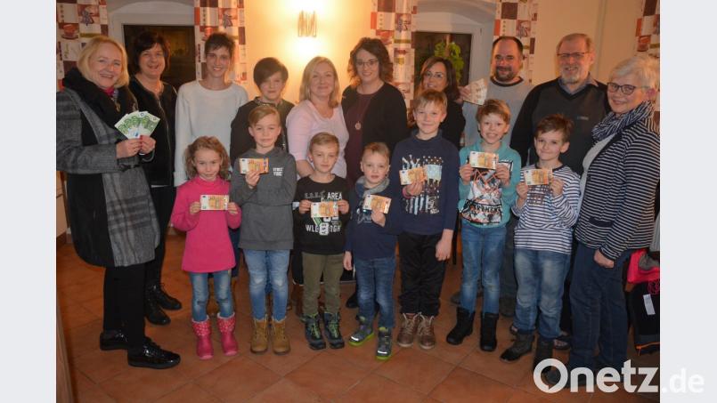 Insgesamt 1000 Euro gingen aus dem Spendenerlös der Reihe „Lebendiger Adventskalender“ an das Seniorenheim Theresianum und die Betreuer der Spielplätze in Neudorf und Rosenbühl. Überreicht wurde das Geld von den Organisatorinnen Sabine Andritzky-Ulrich (Zweite von links) und Sigrid Schwan (rechts). Bild: jr