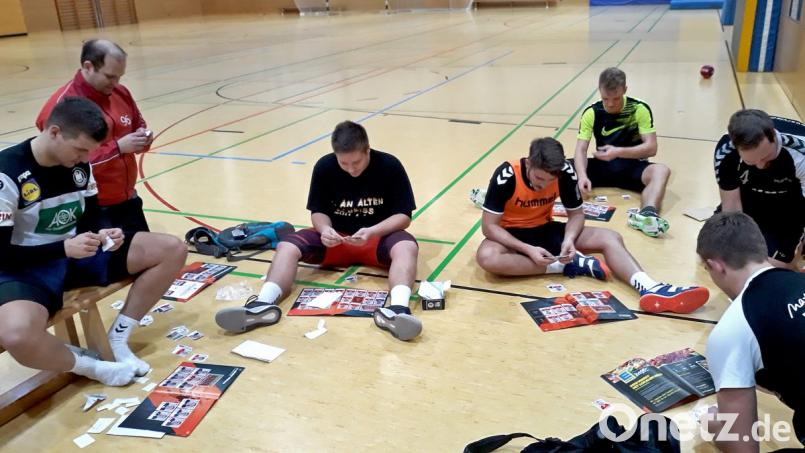Teamplay abseits des Spielfelds: Nach dem Training werden, wie hier bei der Männermannschaft des Handballvereins Oberviechtach, erst einmal Sammelbilder getauscht und eingeklebt. Bild: zim