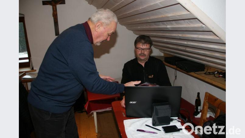 Helmut Greger hatte einige Fotos und Filme mitgebracht, die er auf der Leinwand zeigte. Links: Vorsitzender Norbert Reger. Bild: wro