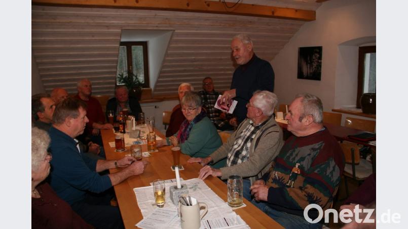 Den Seniorennachmittag in der Glasschleif leitete der Vorsitzende der Gesellschaft „Steinwaldia“, Norbert Reger (stehend) selber. Bild: wro