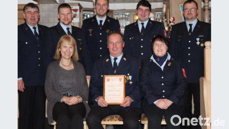 Nach 47 Jahren Dienstzeit ist Reinhard Franz (sitzend, Mitte) jetzt Ehrenkommandant der Feuerwehr Poppberg. Der Vorstand der Wehr und Bürgermeisterin Bachmann gratulieren. Bild: sis