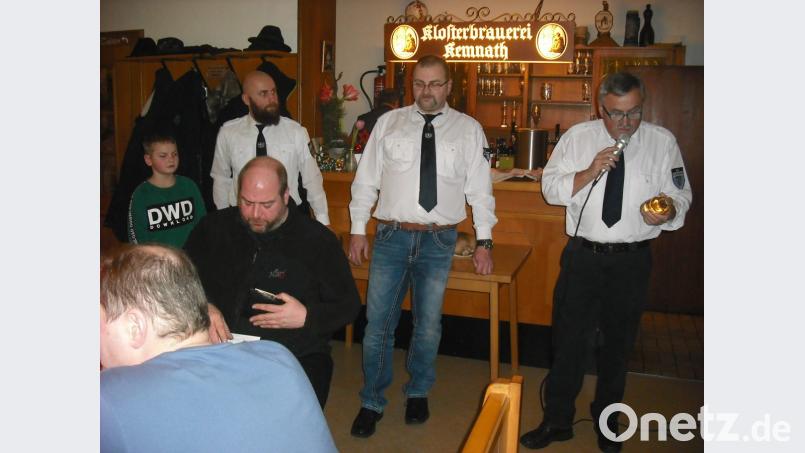 Raimund Pinzer, sein Sohn Raimund junior und Tobias Menzel von der Krieger- und Soldatenkameradschaft Kemnath (von rechts) bringen die Preise zu den glücklichen Gewinnern. Bild: jzk