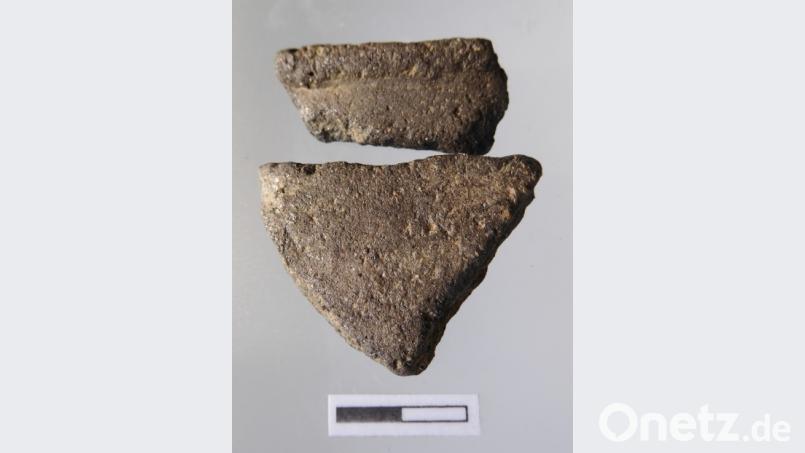 Eine Randscherbe und eine Wandscherbe aus Graphitton. Dabei wurde Graphit dem Ton beigemengt, um so einerseits größere Hitzebeständigkeit zu erreichen, andererseits dem Gefäß ein metallenes Aussehen zu geben. Bild: ken