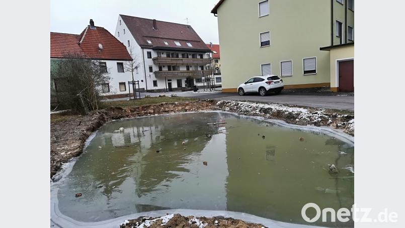 Durch den Abriss einer Garage entstand diese Baugrube. Der Gemeinderat moniert, dass sie nicht mit einem Schutzzaun abgesichert ist und somit eine Gefahrenquelle am Zugang zum Abenteuerspielplatz und zu den Parkplätzen beim Freibad darstelle. Bild: ds