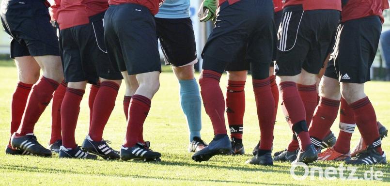 Weniger Spielerbeine: Der Fußballbezirk Oberpfalz will ab der Saison 2019/20 die Möglichkeit schaffen, in der B-Klasse mit neun Spielern anzutreten. Bild: exb
