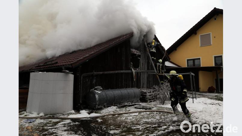Die Holzvorräte in der Scheune sorgten für erhebliche Rauchentwicklung. Die Feuerwehrleute gingen unter schwerem Atemschutz gegen die Flammen vor und verhinderten ein Übergreifen auf das Wohnhaus. Bild: Hösamer