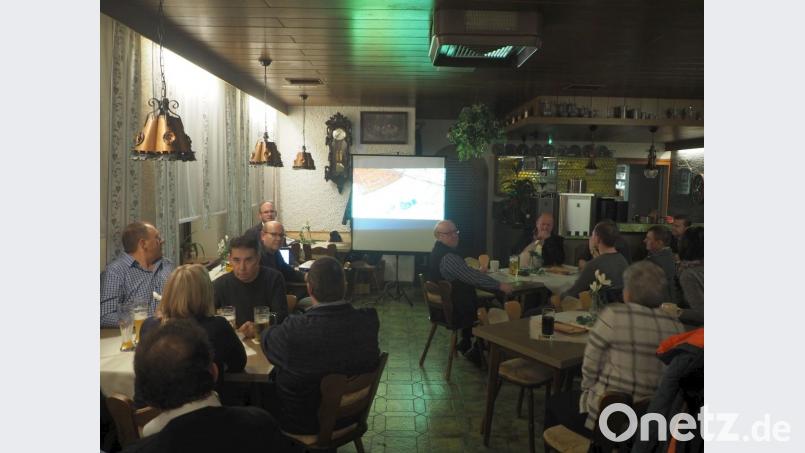 Die Ortsverbände der FWG und CSU informierten die Bürger über das Projekt Photovoltaikanlage. Bild: gz