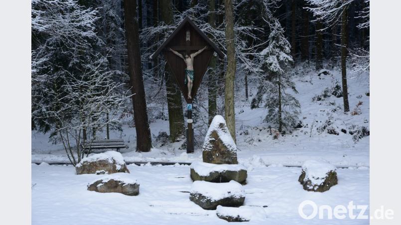 Beim &quot;Großen Herrgott&quot; am Parkplatz der Kreisstraße nach Vohenstrauß ist winterliche Ruhe eingekehrt. Der Schnee hat den großen Findlingen eine weiße Haube aufgesetzt. Bild: bey