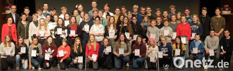 Die Dr.-Johanna-Decker-Schülerinnen erreichten jeweils im Tanz und im Fußball den zweiten Platz in der Oberpfalz. Das Gregor-Mendel-Gymnasium erzielte auf der Bezirksebene ebenfalls top Ergebnisse. Die Beachvolleyballer erkämpften sich sogar den zweiten Platz bei der bayerischen Meisterschaft. Bild: Wolfgang Steinbacher