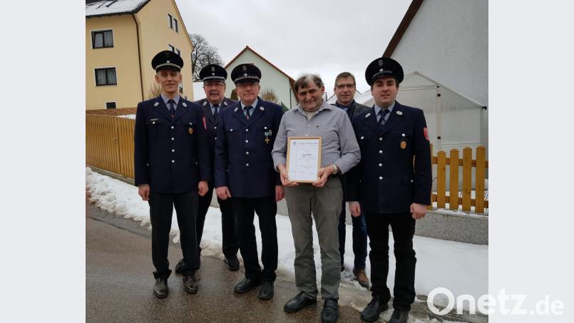 Georg Bock erhält für 50 Jahre Treue zur Feuerwehr Heumaden eine Urkunde von Vorsitzendem Michael Bauer (Dritter von links). Dazu gratulieren Kommandant Johannes Hoch, Kreisbrandmeister Thomas Kleber, Bürgermeister Hermann Ach und Jugendwart Raphael Sier (von links). Bild: gi