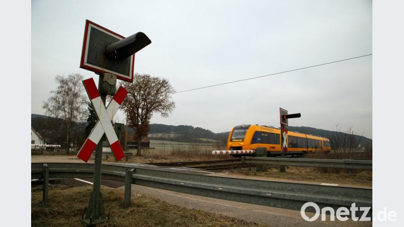 Ob kleine Bahnübergänge wie dieser in Haindorf bei Nabburg nach der Elektrifizierung der Strecke Hof-Regensburg erhalten bleiben, ist noch völlig offen. Bild: Hösamer