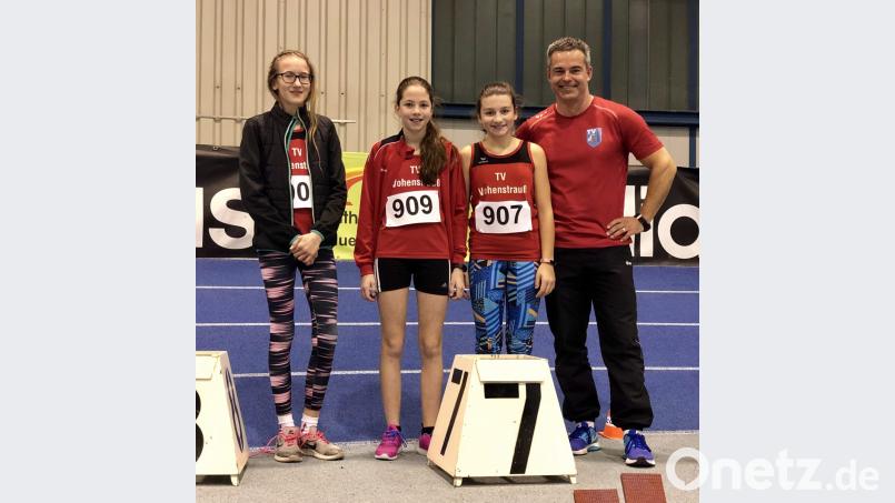 Rosina Ritzka, Sophia Schuller und Emily Hinderlich (von links) freuen sich mit ihrem Trainer Michael Brunner über die eingefahrenen Erfolge. Bild: dob