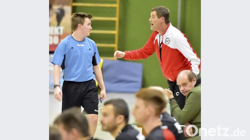 Immer engagiert, immer zu einem kleinem Plausch mit dem Schiedsrichter bereit: Der temperamentvolle Sulzbacher Trainer Christian Rohrbach (rechts). Bild: Ziegler