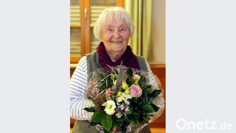 Anni Witzl, unermüdlicher Motor der Theatergruppe &quot;Zum Pfarrplatzl&quot;, übergibt ihr Amt an Hans Braun, Jumbo genannt. Bild: mef