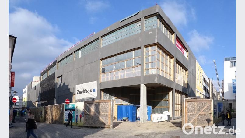Nordoberpfalz-Center: Statische Probleme bei der Befestigung der Keramikstehlen verzögern die Eröffnung. Finanznöte des Investors seien nur Gerüchte, die Bürgermeister Jens Meyer zerstreute. Bild: Dobmeier