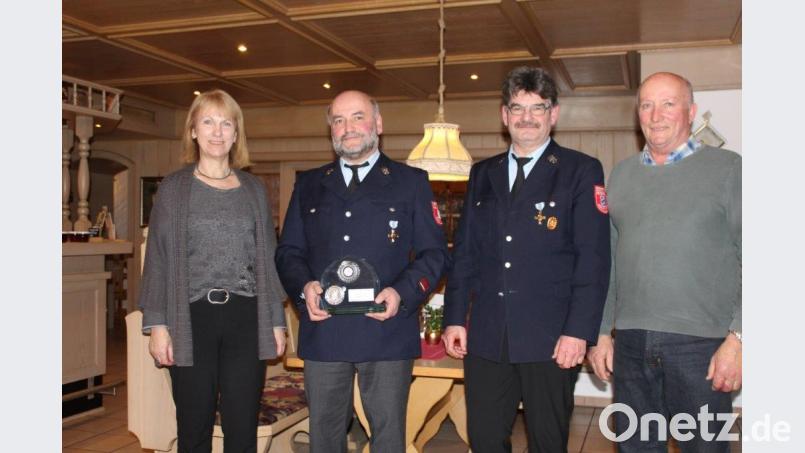 Zwei neue Ehrenmitglieder kommen aus den Reihen der Feuerwehr Eckeltshof. Von links Bürgermeisterin Brigitte Bachmann, Werner Maul, Vorsitzender Georg Loos und Erwin Purrer. Bild: sis