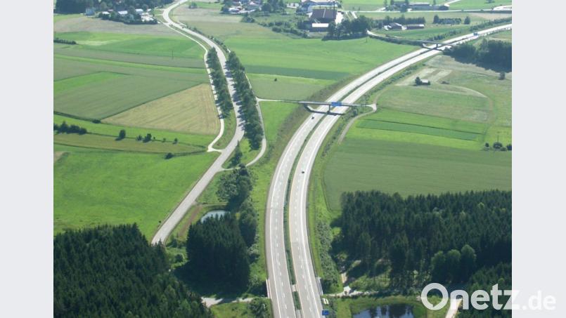 Dort, wo vor den Toren des Grenzorts Waidhaus die Autobahn A 6 auf die Kreisstraße NEW 50 trifft, kann zwischen den beiden Verkehrsadern bald eine Sonnenstromanlage in einer Größe von 1,15 Hektar entstehen. Bild: fjo
