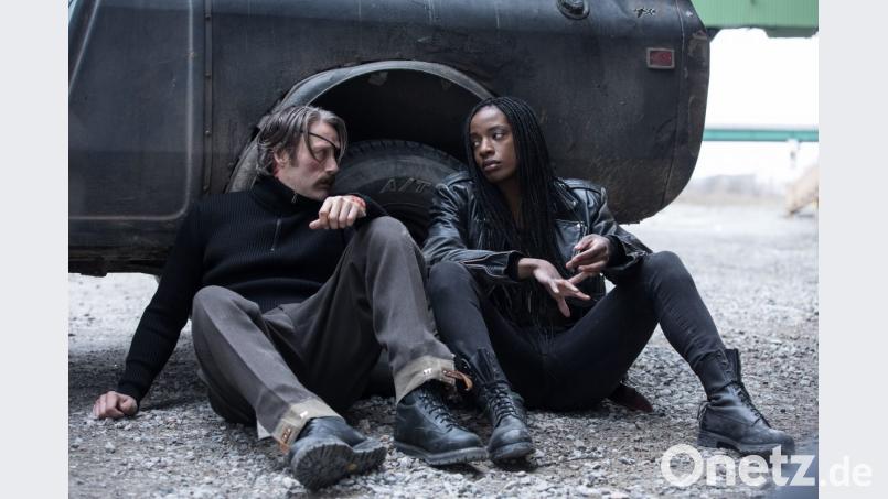 Mads Mikkelsen (links) spielt im neuen Film von Robert Kulzer einen pensionierten Auftragskiller. Bild: Jasper Savage/Netflix