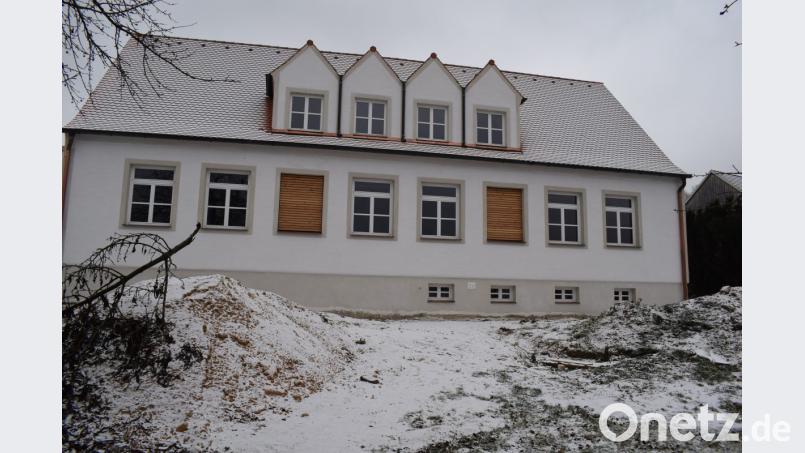 Eine denkmalgerechte Sanierung erhält die ortsbildprägende Architektur der alten Schule. Bis zum 5. Mai, dem Tag der Gewerbeschau, sollen die Arbeiten abgeschlossen sein. Bild: bnr
