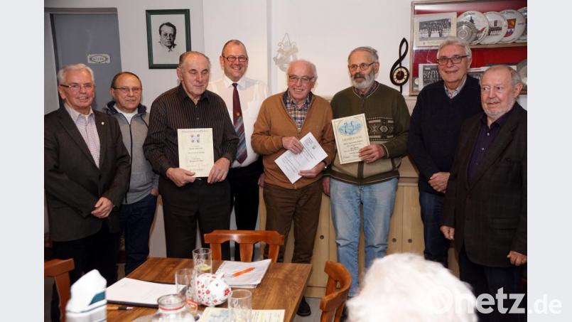 Der Vorsitzende der Sängergruppe „Max Reger“, Sigmar Bräutigam, Schriftführer Ernst Lautner (von links), Vorsitzender Markus Schraml (Vierter von links) und zweiter Bürgermeister Josef Hecht (Zweiter von rechts) gratulieren Johann Sischka, Johann Stiegler und Gerhard Dötterl (von links) zu ihren Auszeichnungen, die sie für ihre Treue erhalten. Chorleiter Heinrich Thurn (rechts) ernennt der Sängerbund zum Ehrenmitglied. Bild: bkr