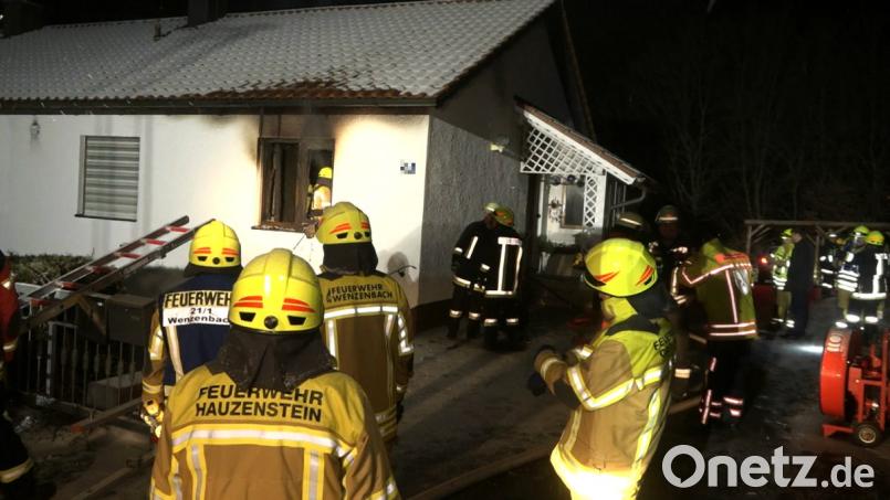 Das Wohnhaus in Wenzenbach ist nach einem Brand unbewohnbar. Bild: Alexander Auer