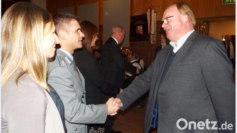 Der Kümmersbrucker Pfarrer Wolfgang Bauer beim fröhlichen Händeschütteln. Bild: e