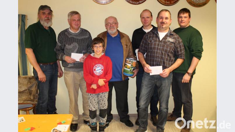 Schützenmeister Peter Meier und sein Stellvertreter Bernhard Frischholz überreichen die Preise. Bild: exb