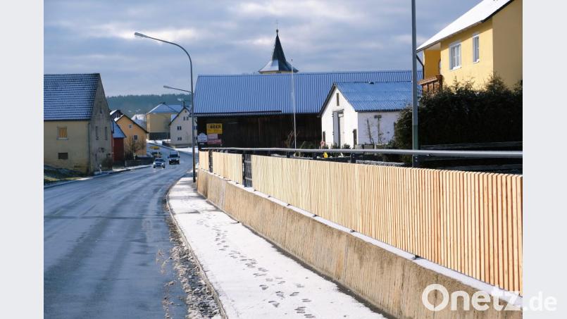 Im Zuge der Dorferneuerung wird die Betonmauer an der Staatsstraße einer kleinen &quot;Verschönerungskur&quot; unterzogen. Bild: do