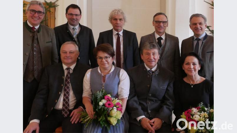 Wechsel auf dem Chefsessel des Forstbetriebs Waldsassen. Sitzend von links, Norbert und Sabine Zintl sowie Gerhard und Doris Schneider. Sehen von links, Reinhardt Neft, MdL Martin Schöffel, Landrat Wolfgang Lippert sowie die Bürgermeister Bernd Sommer und Roland Grillmeier. Bild: tr