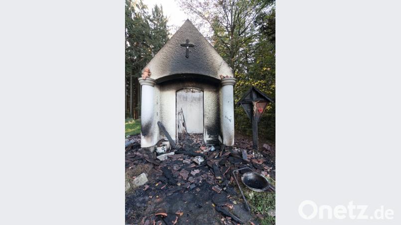 Nachdem Hilde Schnurrer die bis auf die Grundmauern niedergebrannte und total zerstörte Kapelle sah, war ihr Mut vorerst verloren. Bild: dtr