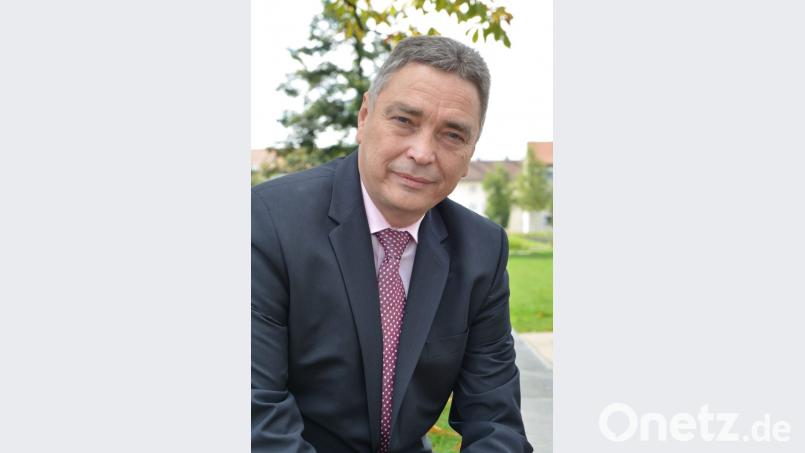 Umgeben von Bauaufgaben: Stadtbau-Geschäftsführer Günther Kamm. Bild: exb