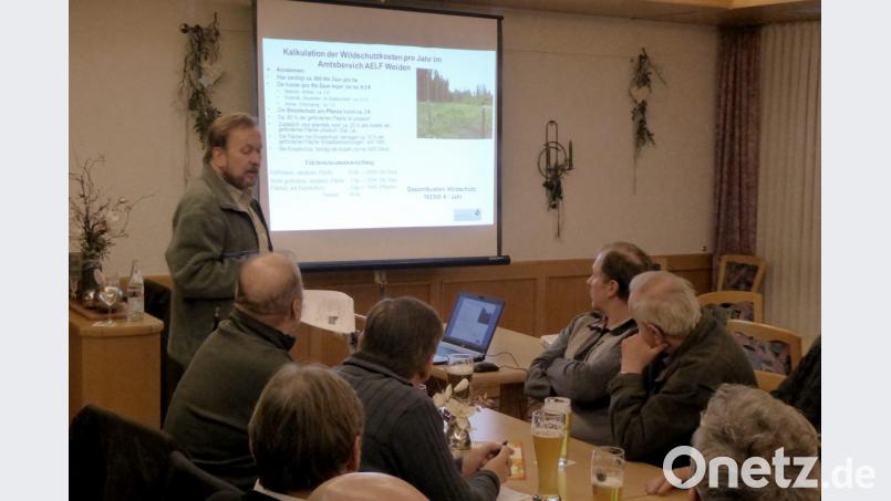 Der Saal ist voll, wenn das Vegetationsgutachten vorgestellt wird. Besonders interessieren sich Jäger und Jagdvorstände für die Bild: fsb