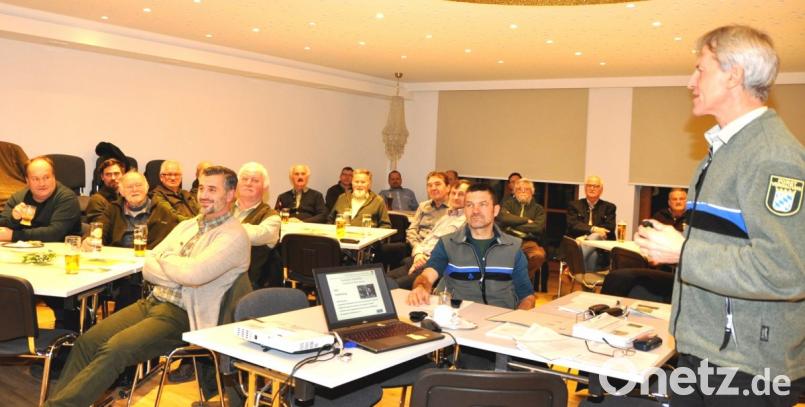 Forstdirektor Gerhard Hösl (rechts) vom Amt Ernährung, Landwirtschaft und Forsten in Weiden stellt im Hotel Wurzer das Vegetationsgutachten für die Hegegemeinschaften Tännesberg und Leuchtenberg vor. Bild: es