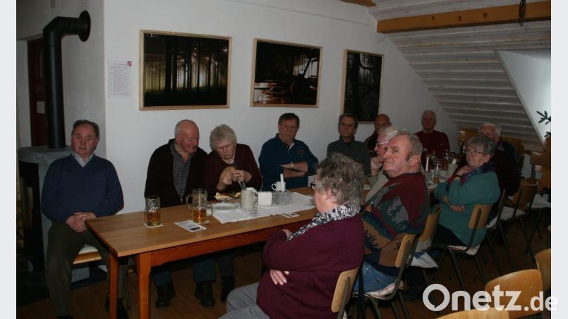 Für eine Zeitlang verstummen die Gespräche. In den Mittelpunkt rückt nun die große Leinwand, auf der Bilder und Videos gezeigt werden. Bild: wro