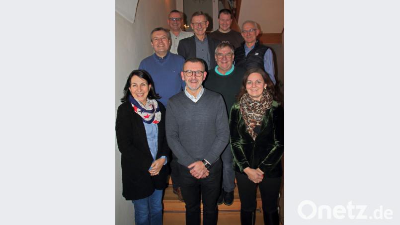 Die neu gewählte Kirchenverwaltung mit (vordere Reihe) Stadtpfarrer Thomas Vogl. Bild: exb