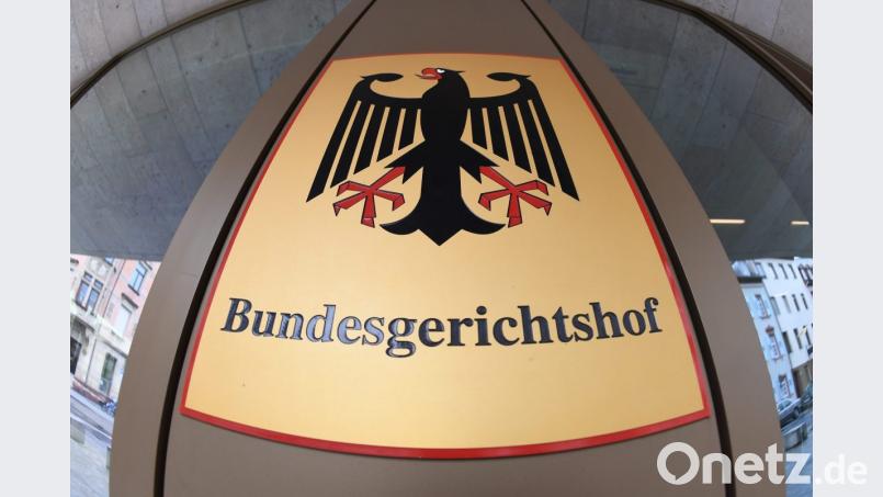 Ein Hinweisschild mit Bundesadler am Bundesgerichtshof (BGH). Seinen Sitz hat er in Karlsruhe. Archivbild:  Uli Deck/dpa