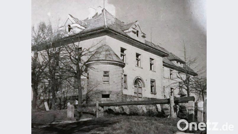 Das tschechische Zollgebäude mit Schlagbaum von der Bärnauer Seite betrachtet. Repro: cr