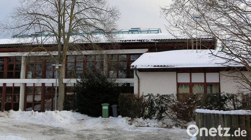 Umfangreiche Sanierungsmaßnahmen sind in und an der Steinwaldhalle notwendig. Neben den bereits beschlossenen Maßnahmen einigten sich die Räte in der jüngsten Sitzung auf einen Anbau eines Lagerraums. Die chronische Platznot dürfte dann sehr zur Freude der Vereine und der Schule ein Ende haben. Bild: bsc