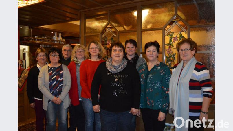 Über das neue Führungsgremium des Katholischen Frauenbundes Muschenried mit Christa Dietl (Zweite von rechts) an der Spitze freuten sich die KDFB-Bezirksleiterin Margit Konze und Pfarrer Eugen Wismeth (Erster und Dritter von links). Auch die stellvertretende Bürgermeisterin Maria Baumer (rechts) gratulierte im Namen der Gemeinde Winklarn. Bild: bej