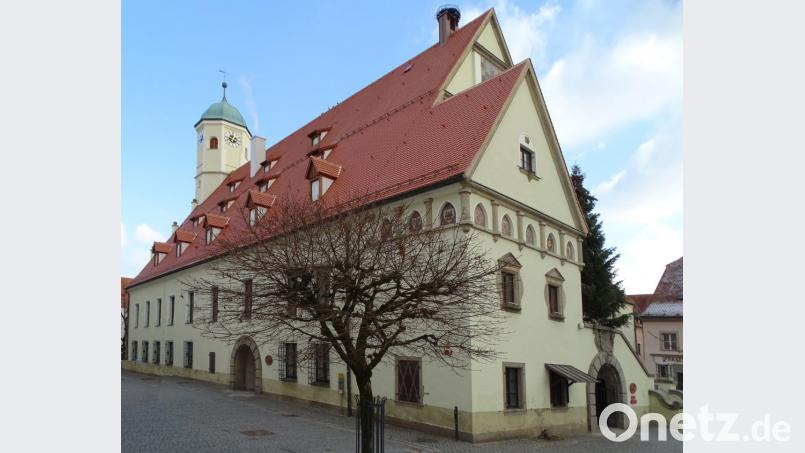 Das Alte Rathaus erstrahlt in neuem Glanz und roten Ziegeln nach der Dachstuhlsanierung. Als nächstes wird im Frühjahr das Fundament trockengelegt. Bild: Dobmeier
