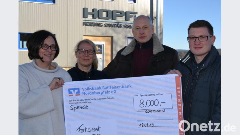 Bei der Übergabe des symbolischen 8000-Euro-Schecks mit (von links) Britta Achterkamp, Sandra und Otto Schneider sowie Martin Schneider, der die Spendenaktion zu seinem 30. Geburtstag kurz vor Weihnachten arrangiert hatte. Bild: pz