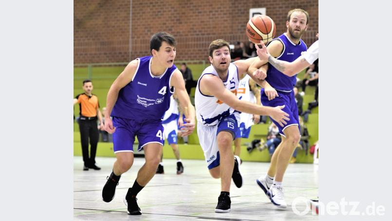Die Hamm Baskets fahren mit dem Willen zum Sieg nach Neustadt/Aisch. Ob allerdings Jan Selinger (weißes Trikot) mitwirken kann, ist aus beruflichen Gründen fraglich. Bild: Büttner, Gerhard
