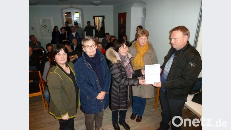 Die Initiatoren der Unterschriftenaktion zur Rettung des Edeka-Marktes in Schönsee überreichten zusammen mit Bürgermeisterin Birgit Höcherl (links) die Listen an Inhaber Matthias Luger junior. Bild: Portner