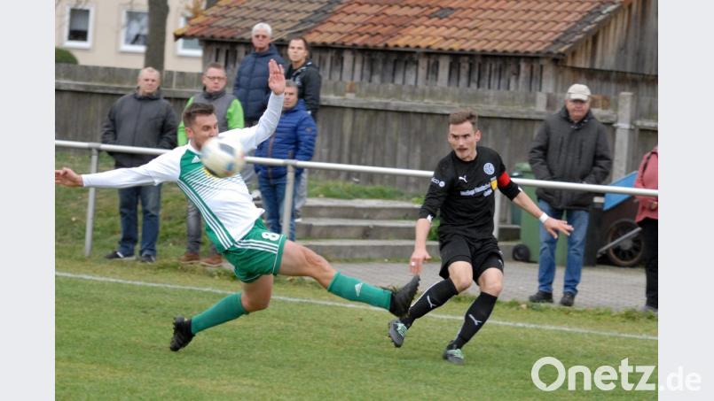 Der SV Mitterteich (links Christoph Hegenbart in der Partie gegen Herzogenaurach) bestreitet am Samstag in Hof das erste Vorbereitungsspiel gegen die SpVgg SV Weiden. Bild: Rudi Gebert