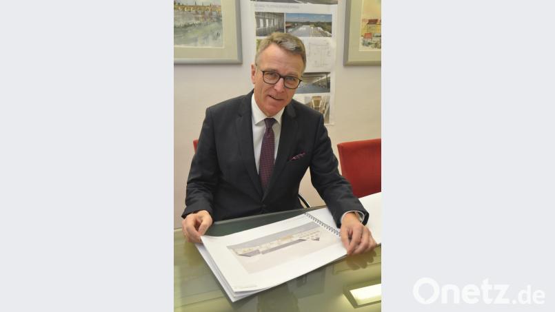 Zu den bedeutenden Baustellen gehört das Rathaus II. Heuer sollen die Gebäude im hinteren Teil abgebrochen werden. Im Plan kann Franz Stahl schon einen Blick auf das fertige Gebäude werfen. Bild: ws