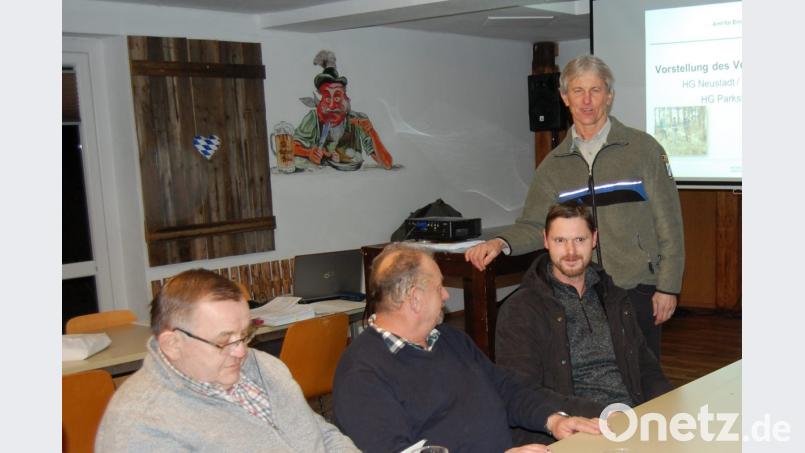 Forstdirektor Gerhard Hösl stellte das Vegetationsgutachten für die Hegegemeinschaften Neustadt/WN und Parkstein den Jäger und Jagdvorständen vor. Bild: sm