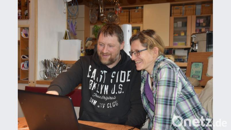 &quot;Und, wie findet du diese Pointe?&quot;: Bei der Stelle in seinem Programm, die Michael Herold seiner Frau Susanne am Laptop zeigt, muss der Kabarettist sogar selbst lachen. Bild: luk