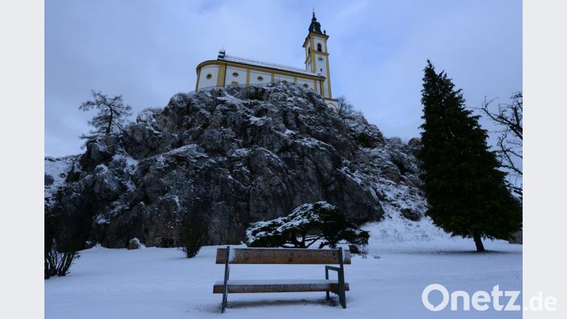 Der Schnee hat sich wie Puderzucker über den Rosenquarzfelsen gelegt, am Fuße des Felsen sind nur wenige Fußspuren von Spaziergängern zu finden. Für eine kurze Rast auf der Bank ist es ohnehin zu kalt. Bild: bey