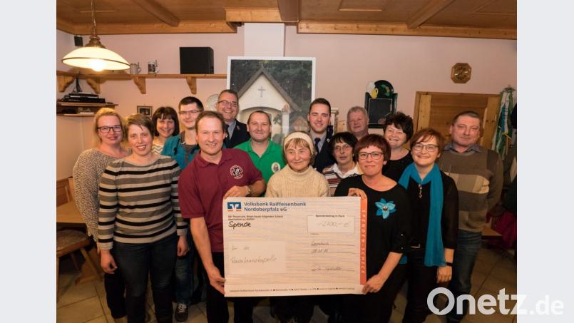 Einen Scheck über 2700 Euro übergaben (von links) Bianca Gradl (OWV), Rosi Czepa (Frauenbund), Marion Röckl (Frauenbund), Domink Müller (Asch), Stefan Wurm (Soldatenkameradschaft), German Hartmann (FFW), Günter Gradl (OWV), David Riedl (FFW), Ingrid Haberkorn (OWV-Frauen), Ludwig Gradl (Soldatenkameradschaft), Rosi Rödl (Chor), Heidi Zoller (OWV-Frauen), Karin Werner (Chor) und Rupert Müller (Asch) an Hilde Schnurrer (Bildmitte). Bild: dtr